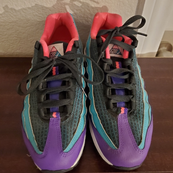 Nike shoes - Picture 2 of 3